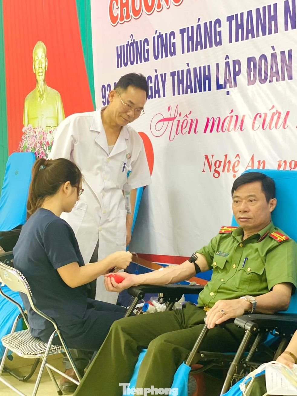 Đại tá Dương Đình Văn, Trưởng phòng An ninh chính trị nội bộ, Công an Nghệ An tham gia hiến máu. Đại tá Dương Đình Văn, Trưởng phòng An ninh chính trị nội bộ, Công an Nghệ An tham gia hiến máu.