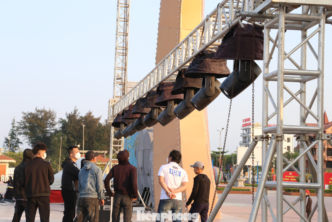 Ghi nhận của PV ngày 5/4, TX Cửa Lò đang tập trung hoàn thành những công đoạn cuối cùng chuẩn bị cho Lễ hội du lịch Cửa Lò cũng như năm du lịch 2022. Trên các tuyến đường rực rỡ băng rôn, pano, áp phích,... Dọc bãi biển, công nhân xây dựng cùng máy móc đang chạy đua với thời gian hoàn thiện tuyến đê biển bị bão phá hư hỏng để kịp đón khách.