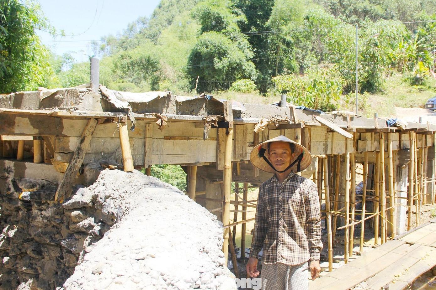 Cây cầu do anh Phúc tự thiết kế và thi công Cây cầu do anh Phúc tự thiết kế và thi công