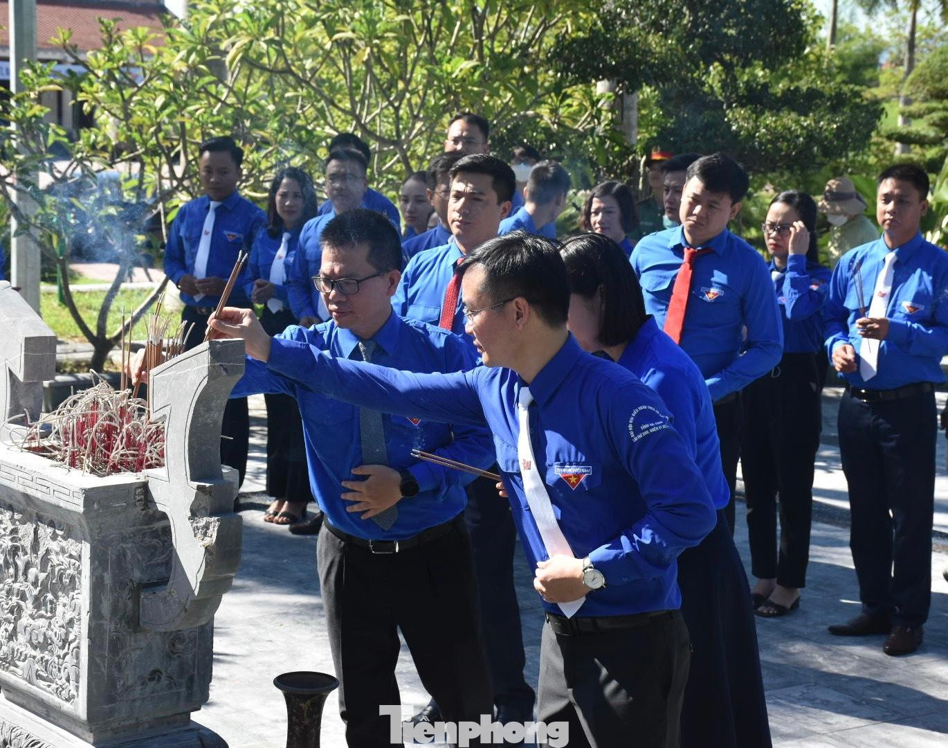 Đại biểu dâng hương tại Khu tưởng niệm Lý Tự Trọng.