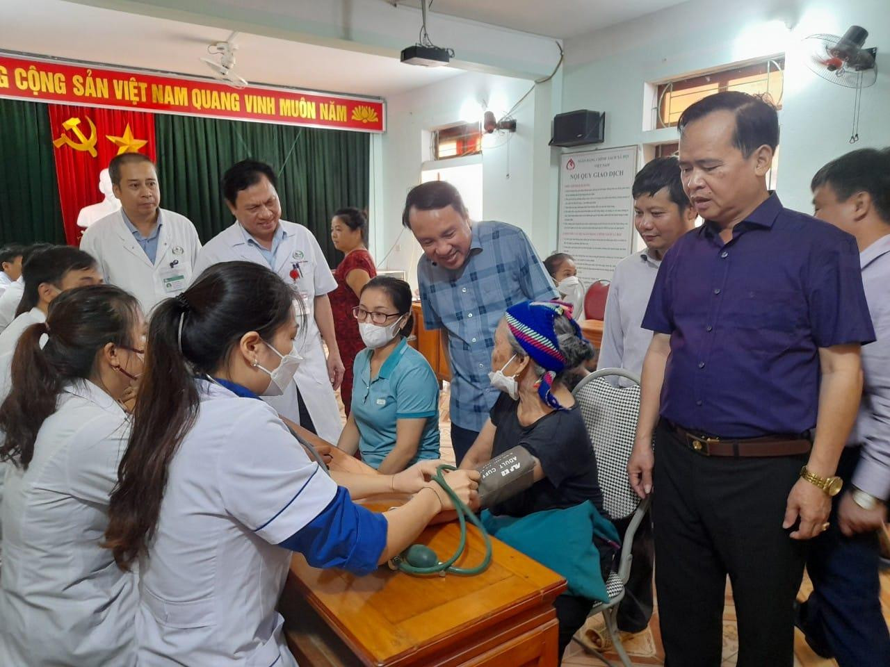 PGS.TS Dương Đình Chỉnh - Giám đốc Sở Y tế Nghệ An (áo sọc xanh) thăm hỏi người dân vùng lũ quét Kỳ Sơn PGS.TS Dương Đình Chỉnh - Giám đốc Sở Y tế Nghệ An (áo sọc xanh) thăm hỏi người dân vùng lũ quét Kỳ Sơn