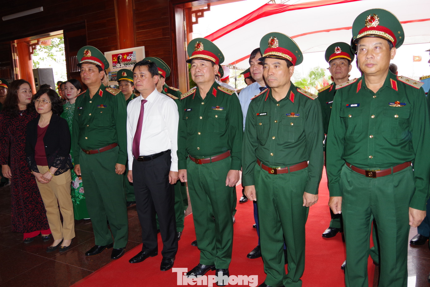 Các đại biểu dự lễ dâng hương tưởng niệm.