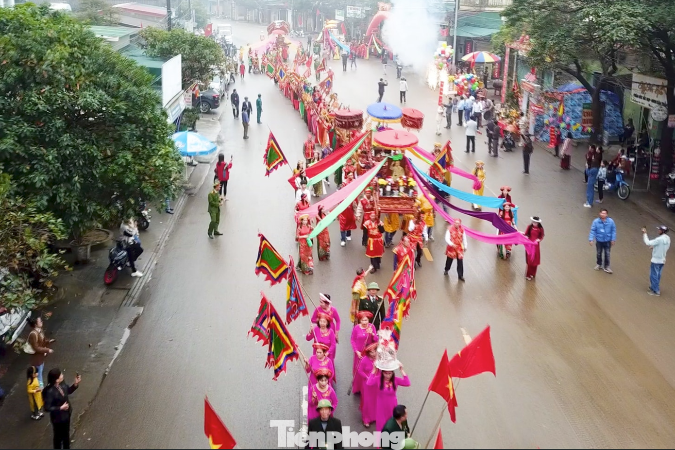 Lễ hội đền Vạn Lộc là hoạt động văn hóa truyền thống được tổ chức 3 năm một lần, vào các năm Tý, Mão, Ngọ, Dậu. Lễ hội được tổ chức từ ngày 15 đến ngày 17 tháng Giêng Âm lịch. Lễ hội đền Vạn Lộc là hoạt động văn hóa truyền thống được tổ chức 3 năm một lần, vào các năm Tý, Mão, Ngọ, Dậu. Lễ hội được tổ chức từ ngày 15 đến ngày 17 tháng Giêng Âm lịch.