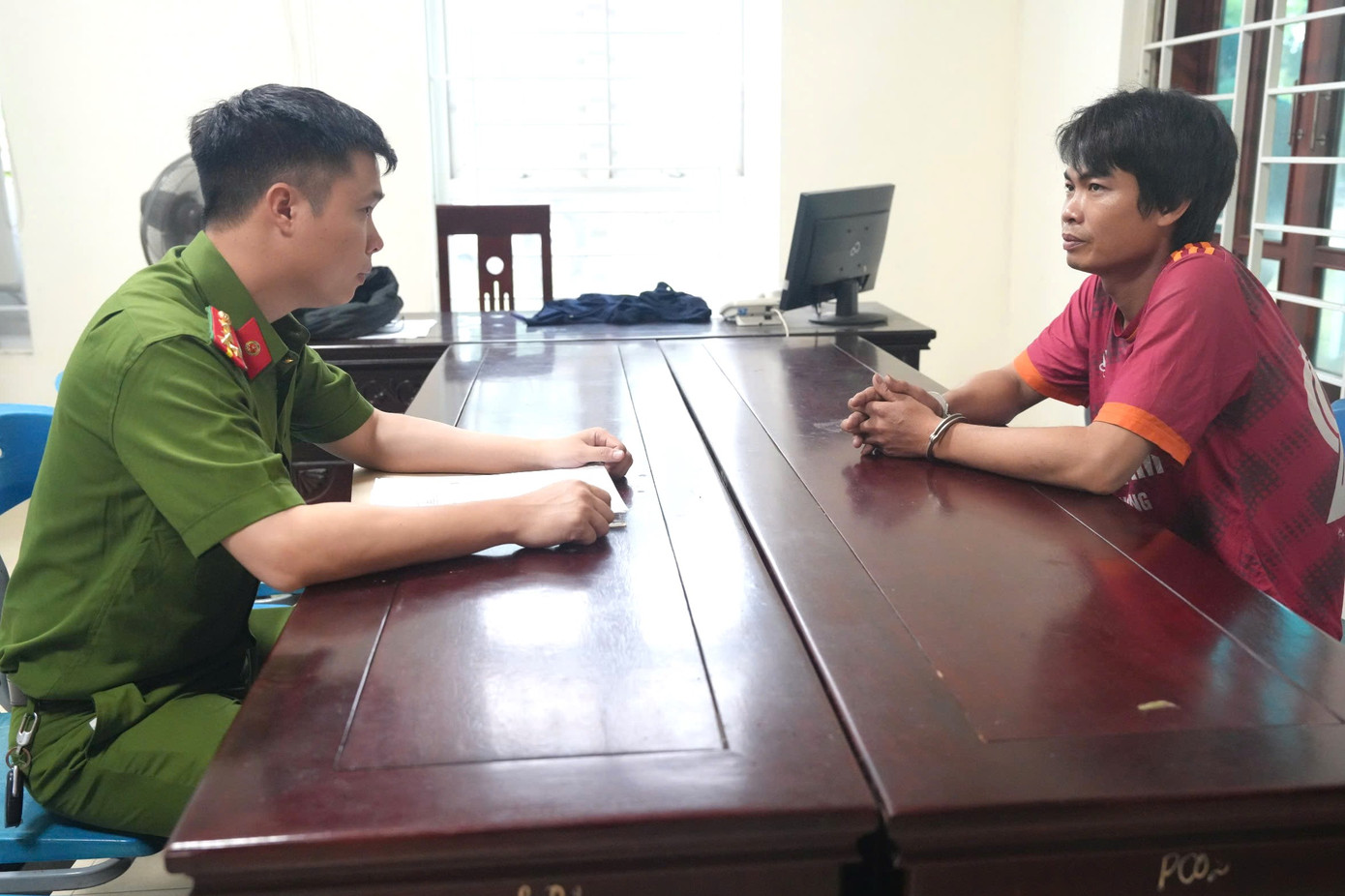 Công an lấy lời khai một đối tượng