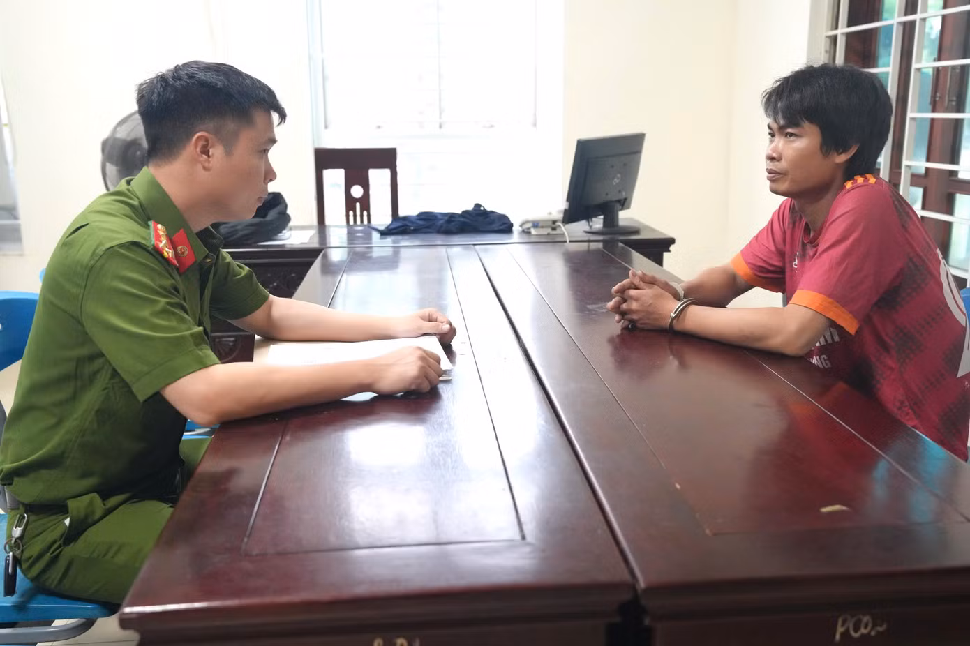 Công an lấy lời khai một đối tượng Công an lấy lời khai một đối tượng