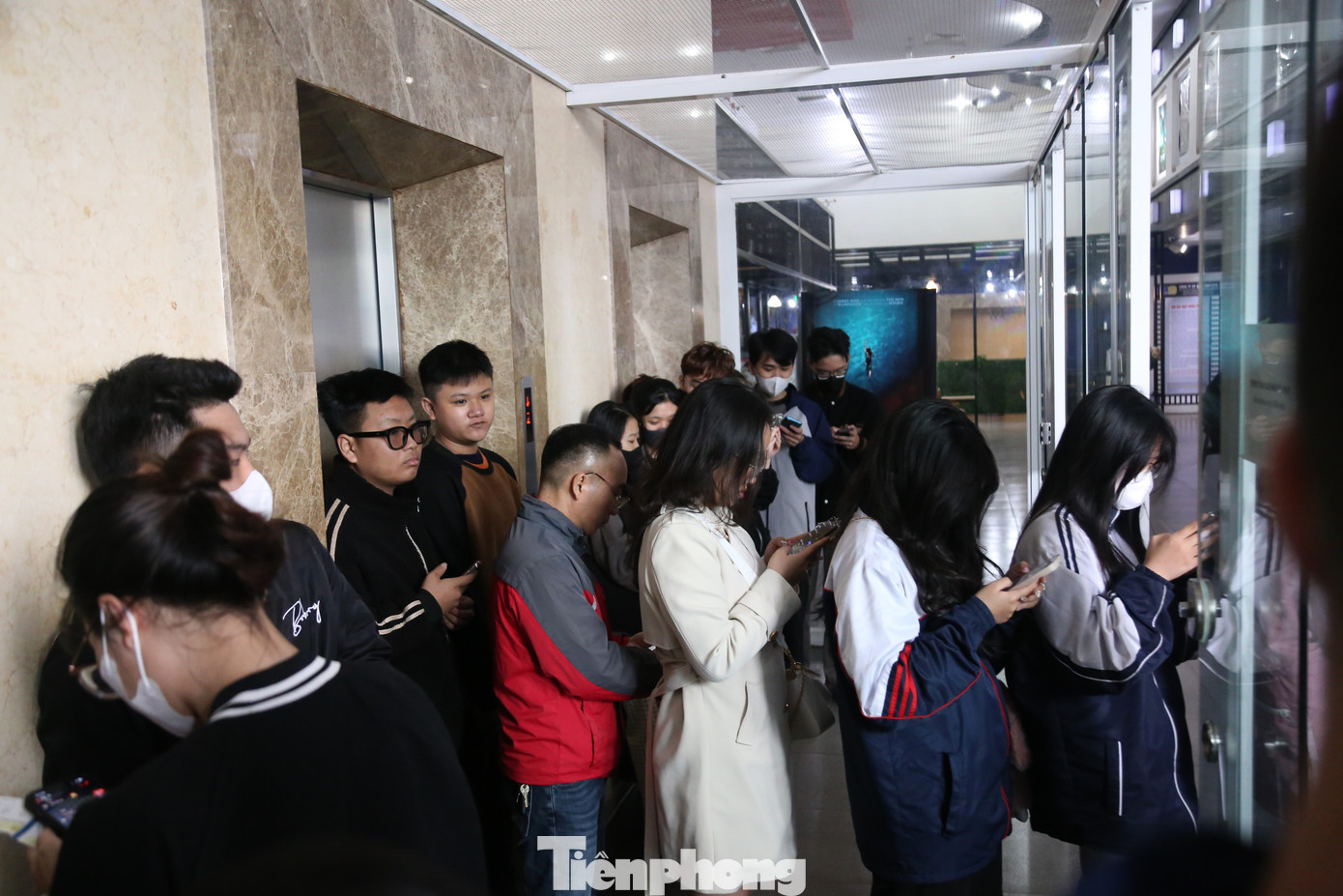 Bạn trẻ xếp hàng dài từ ngoài thang máy vào quầy bán vé.