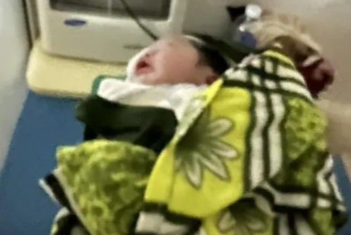 Bé trai nặng 3,2kg sinh giữa tâm lũ Bé trai nặng 3,2kg sinh giữa tâm lũ