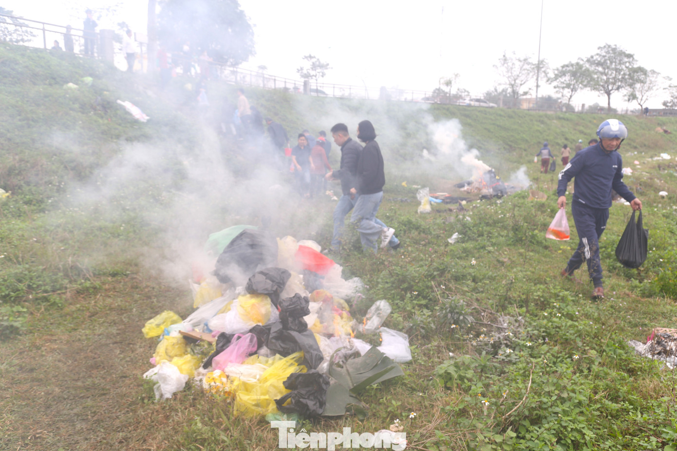 Mặc dù có biển cấm đổ rác nhưng túi nilon đựng cá chép bỏ lại tại các điểm thả cá chất thành đống. Thậm chí, túi nilon được đốt gây ô nhiễm môi trường.