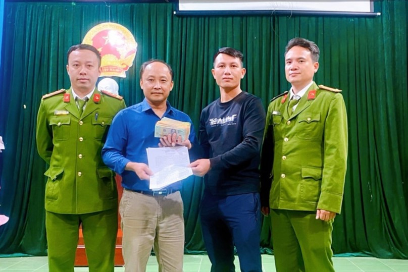 Trước sự chứng kiến của Công an xã Tân Hương, anh Ngọc đã trả lại toàn bộ số tiền bị chuyển nhầm cho anh K. Trước sự chứng kiến của Công an xã Tân Hương, anh Ngọc đã trả lại toàn bộ số tiền bị chuyển nhầm cho anh K.