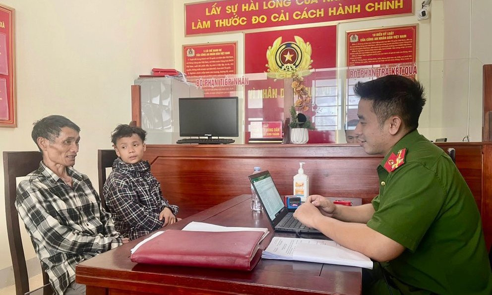 Công an xã Ngọc Lâm tiếp nhận hai lao động đi bộ về quê. Công an xã Ngọc Lâm tiếp nhận hai lao động đi bộ về quê.