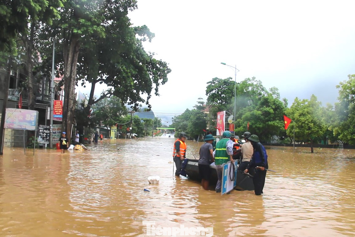 “Toàn bộ thị trấn Tân Lạc đang bị cô lập do sạt lở đất và nước ngập ở trên tuyến QL48. Mọi người trong thị trấn không thể đi vào huyện Quế Phong và cũng không thể đi xuống huyện Quỳ Hợp. Nhiều nhà dân nước đã ngập tận nóc nhà, nhiều địa bàn khu dân cư bị chia cắt. Chúng tôi đang huy động tối đa các lực lượng để sơ tán người dân, vận chuyển đồ đạc, bảo đảm an toàn tính mạng cho bà con”, ông Đức cho hay.