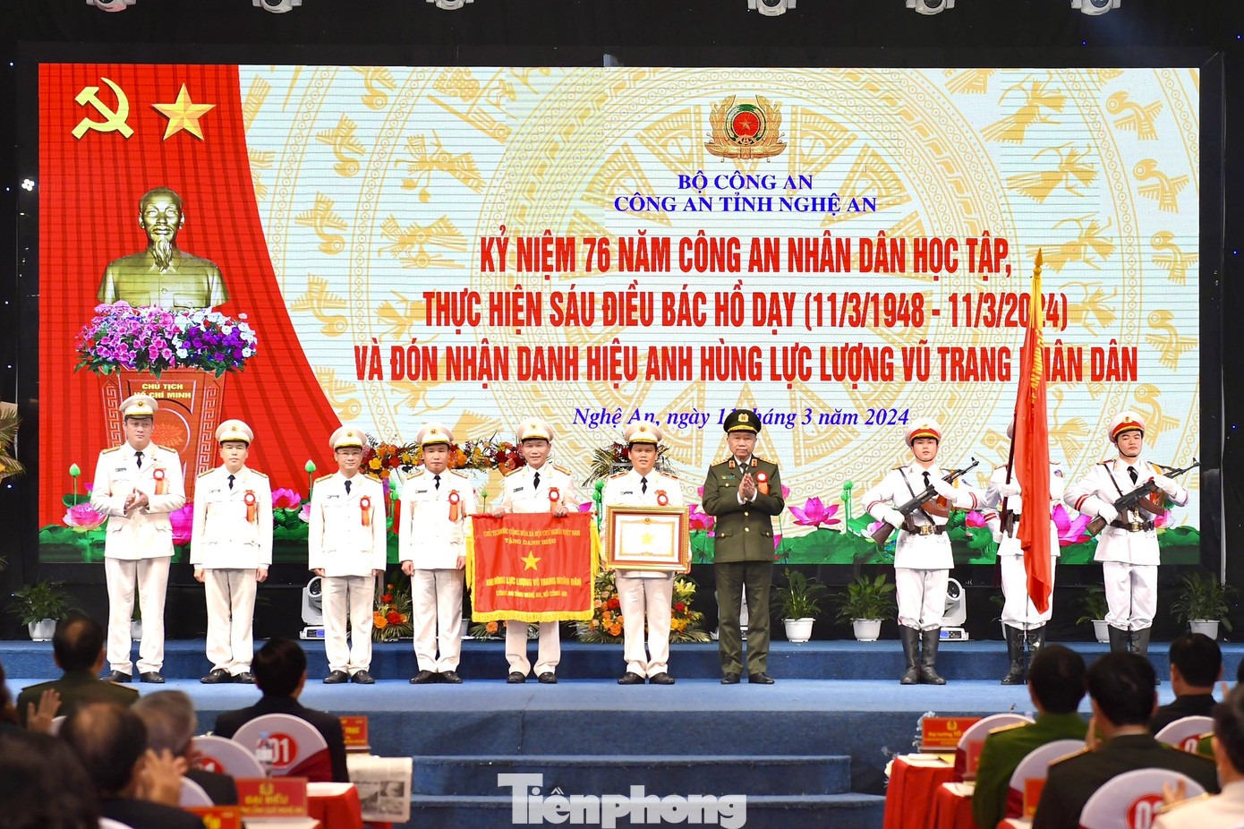 Đại tướng Tô Lâm - Ủy viên Bộ Chính trị, Bí thư Đảng ủy Công an T.Ư, Bộ trưởng Bộ Công an trao tặng danh hiệu Anh hùng Lực lượng vũ trang Nhân dân cho Công an Nghệ An.