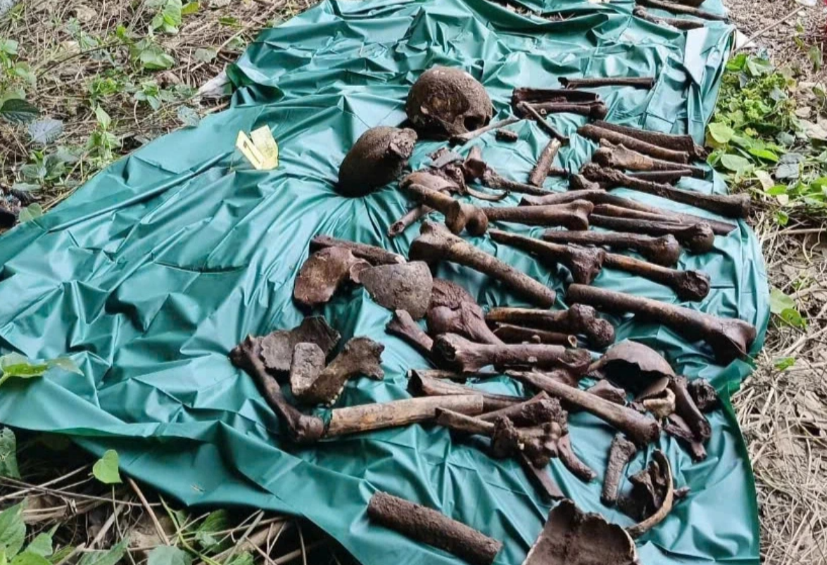 Nhiều bộ xương trong hang đá Lèn Chùa được đưa ra rửa sạch phục vụ cho việc nghiên cứu Nhiều bộ xương trong hang đá Lèn Chùa được đưa ra rửa sạch phục vụ cho việc nghiên cứu