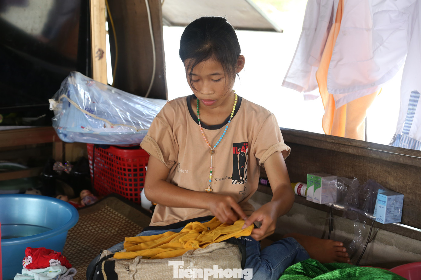 Em Phạm Thị Thùy (học sinh lớp 7 trường THCS Nguyễn Biểu) chia sẻ: “Vì hoàn cảnh khó khăn nên chưa năm nào chúng em được đón Tết trung thu một cách trọn vẹn, đúng nghĩa. Chiếc lồng đèn, cái bánh nướng,… với chúng em thật xa lạ. Đôi lúc nhìn các bạn được tổ chức trung thu, được đi rước đèn ông sao mà chạnh lòng”.