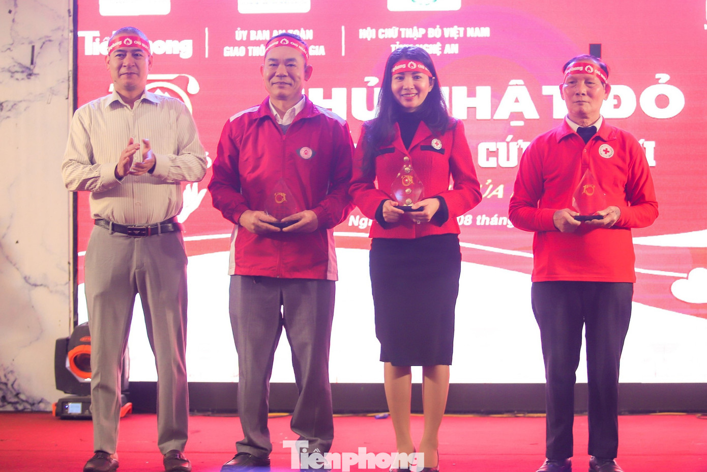 Nhà báo Trần Quang Long - Đại diện báo Tiền Phong tại Nghệ An trao Kỷ niệm chương Chủ nhật Đỏ tặng Hội chữ thập đỏ tỉnh Nghệ An; Trung tâm Huyết học truyền máu tỉnh Nghệ An.