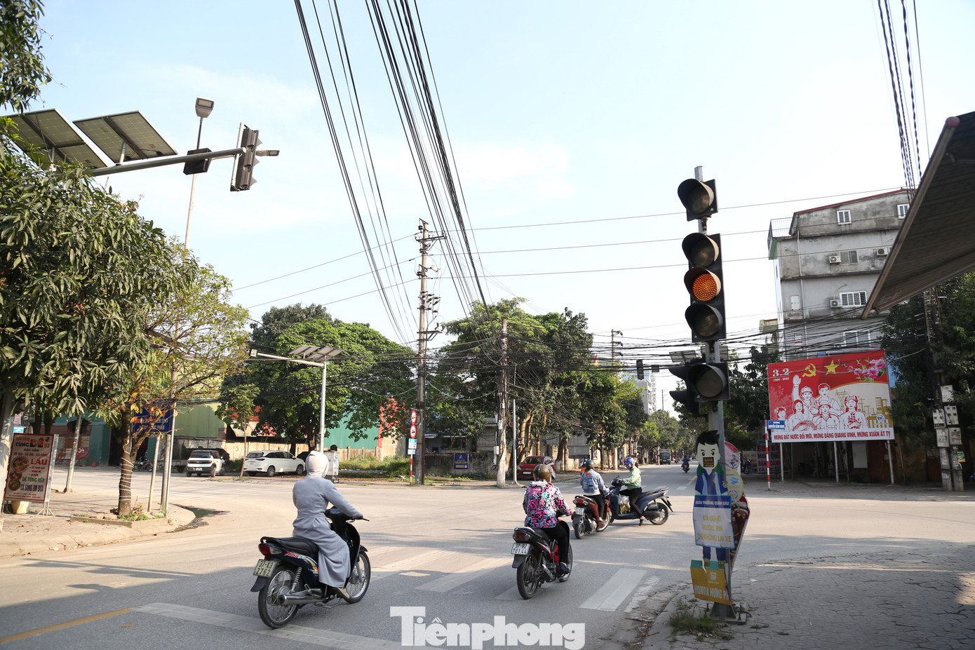 Ngã tư này có mật độ phương tiện tham gia giao thông đông đúc, đèn tín hiệu thường xuyên trục trặc, nguy cơ mất an toàn cho người tham gia giao thông.