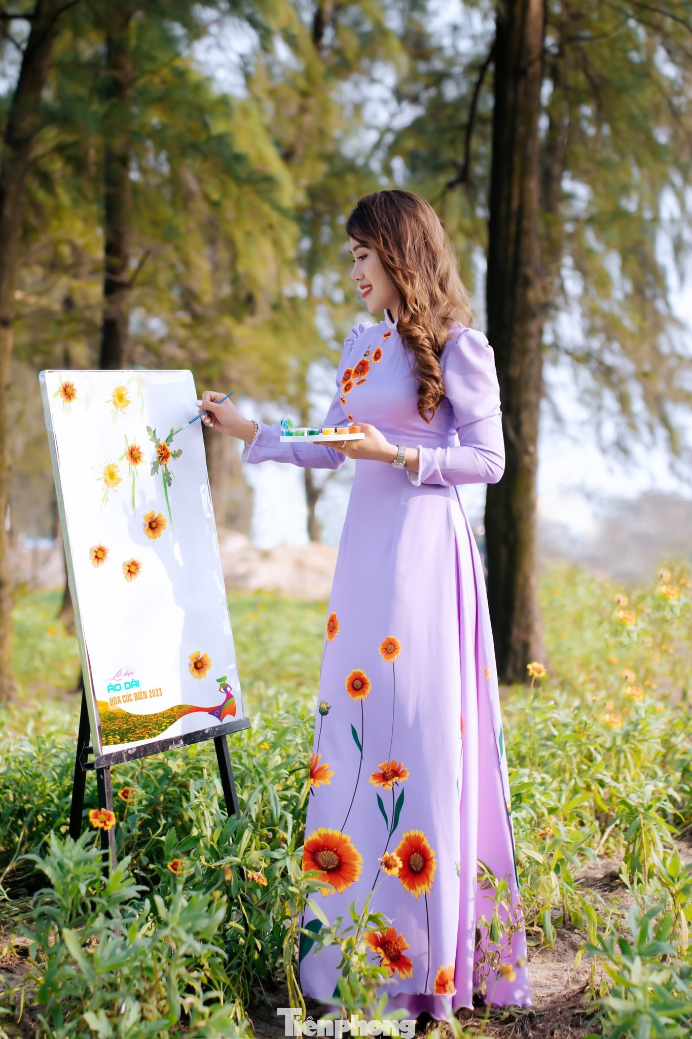 Vào cuối đêm chung kết, BTC sẽ đấu giá áo dài hoa cúc biển. Số tiền sau các phiên đấu giá sẽ được ủng hộ vào quỹ “Mẹ đỡ đầu” do Hội Liên hiệp phụ nữ thị xã Cửa Lò phát động. Thí sinh đạt giải cao nhất sẽ được chọn làm gương mặt đại diện quảng bá cho du lịch Cửa Lò trong vòng 1 năm.