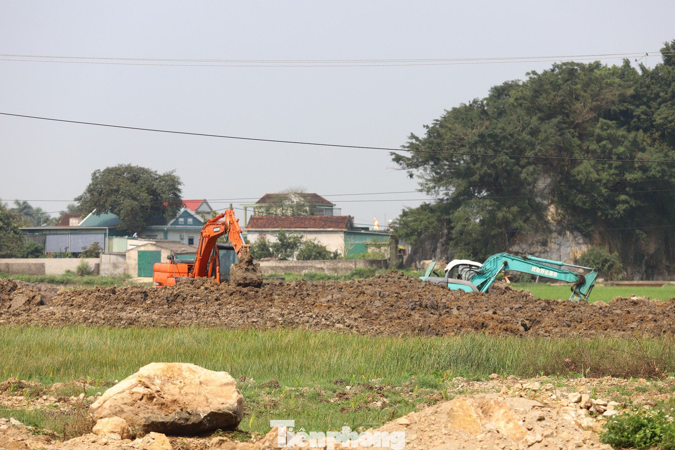 Cơ quan chức năng kết luận, việc này làm hủy hoại, thay đổi yếu tố gốc cấu thành di tích lịch sử văn hóa danh lam thắng cảnh cấp quốc gia, vi phạm Luật Di sản năm 2009 và Luật Khoáng sản 2010. UBND huyện Diễn Châu sau đó đã có văn bản đề nghị UBND tỉnh Nghệ An ra quyết định xử phạt vi phạm hành chính của Công ty TNHH Trung Việt Hưng mỗi hành vi 90 triệu đồng. Tổng mức xử phạt theo đề xuất đối với công ty này là 180 triệu đồng. Cơ quan chức năng kết luận, việc này làm hủy hoại, thay đổi yếu tố gốc cấu thành di tích lịch sử văn hóa danh lam thắng cảnh cấp quốc gia, vi phạm Luật Di sản năm 2009 và Luật Khoáng sản 2010. UBND huyện Diễn Châu sau đó đã có văn bản đề nghị UBND tỉnh Nghệ An ra quyết định xử phạt vi phạm hành chính của Công ty TNHH Trung Việt Hưng mỗi hành vi 90 triệu đồng. Tổng mức xử phạt theo đề xuất đối với công ty này là 180 triệu đồng.