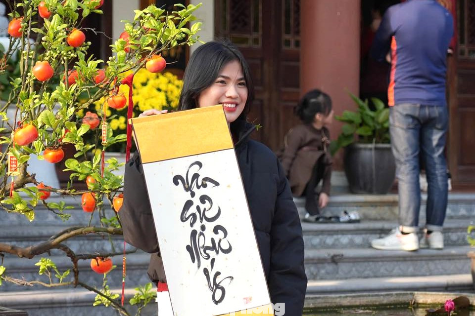 Em Phạm Linh Trang (trú TP Vinh, Nghệ An) chia sẻ: “Sắp tới em tìm việc làm chuyên ngành kế toán nên hôm nay em xin chữ vạn sự như ý, mong muốn mọi điều tốt đẹp đến, em tìm được một công việc như ý”.