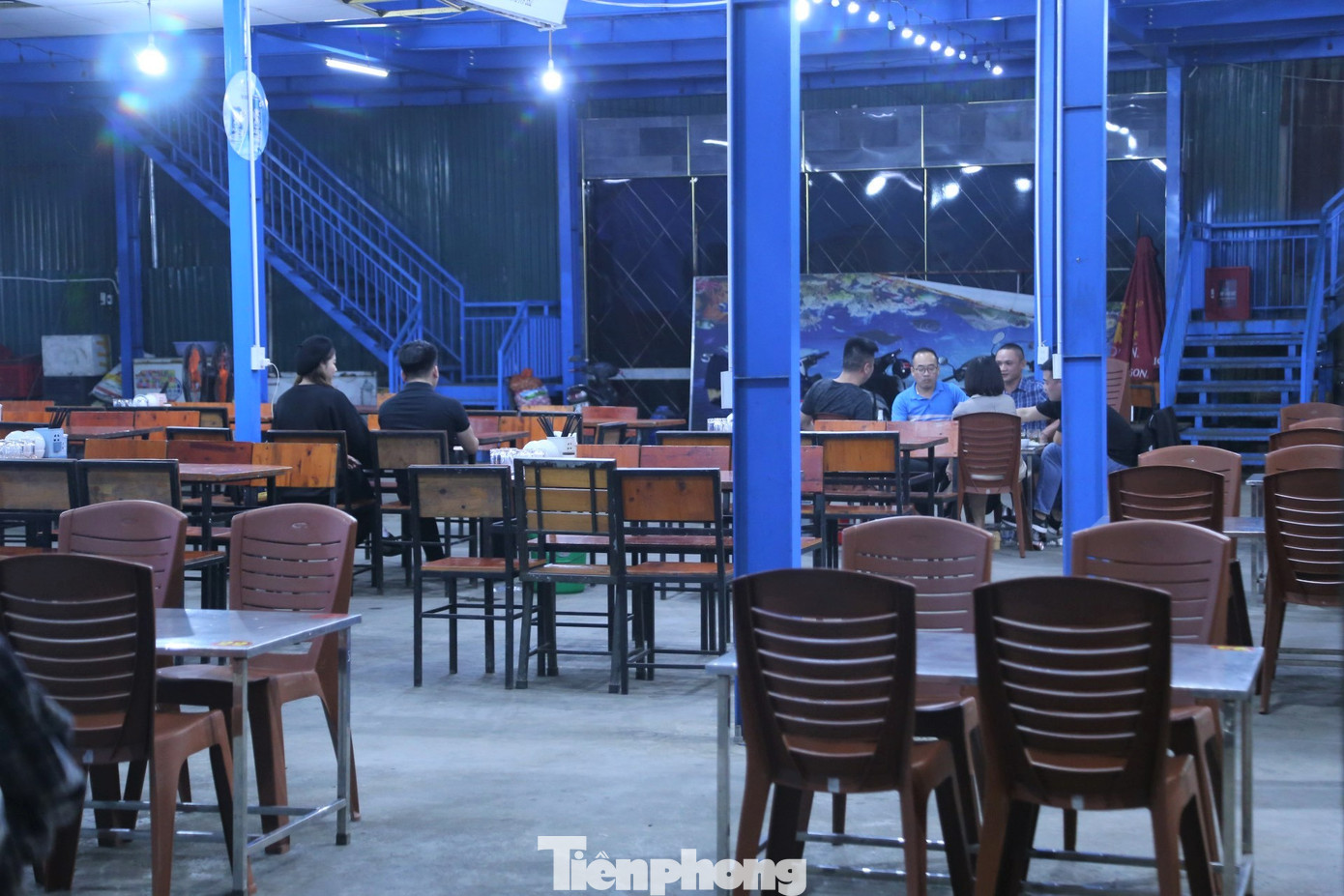 19h30, chỉ có hai bàn có người ngồi tại một quán hải sản trên đường Phạm Đình Toái. “Hai tuần trở lại đây, khách đến quán giảm rõ rệt, chủ yếu là khách quen”, chị Vân (quản lý) cho hay.
