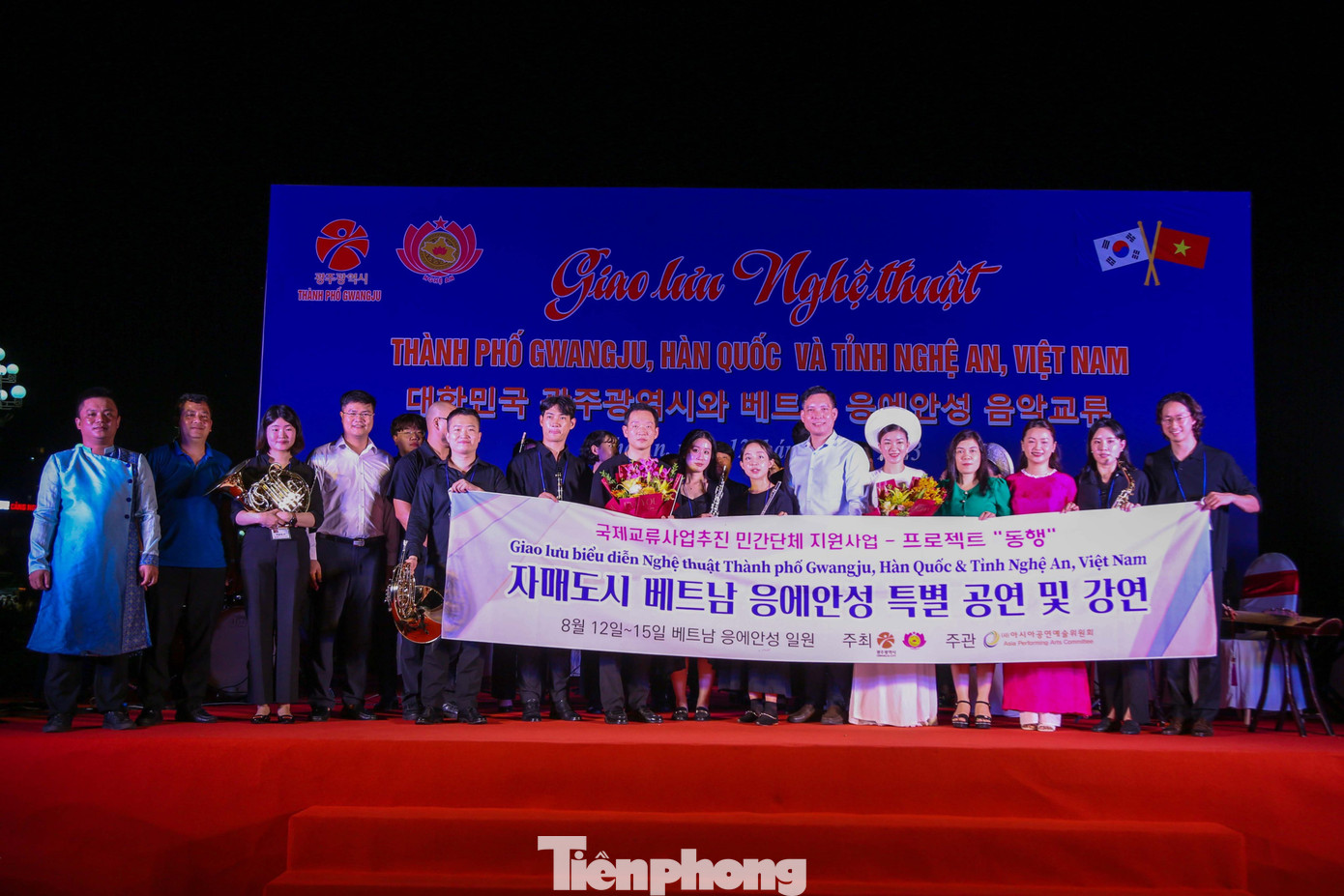 Lãnh đạo Sở Ngoại vụ, Sở Văn hóa và Thể thao Nghệ An đã tặng hoa, chụp ảnh lưu niệm với các nghệ sĩ.