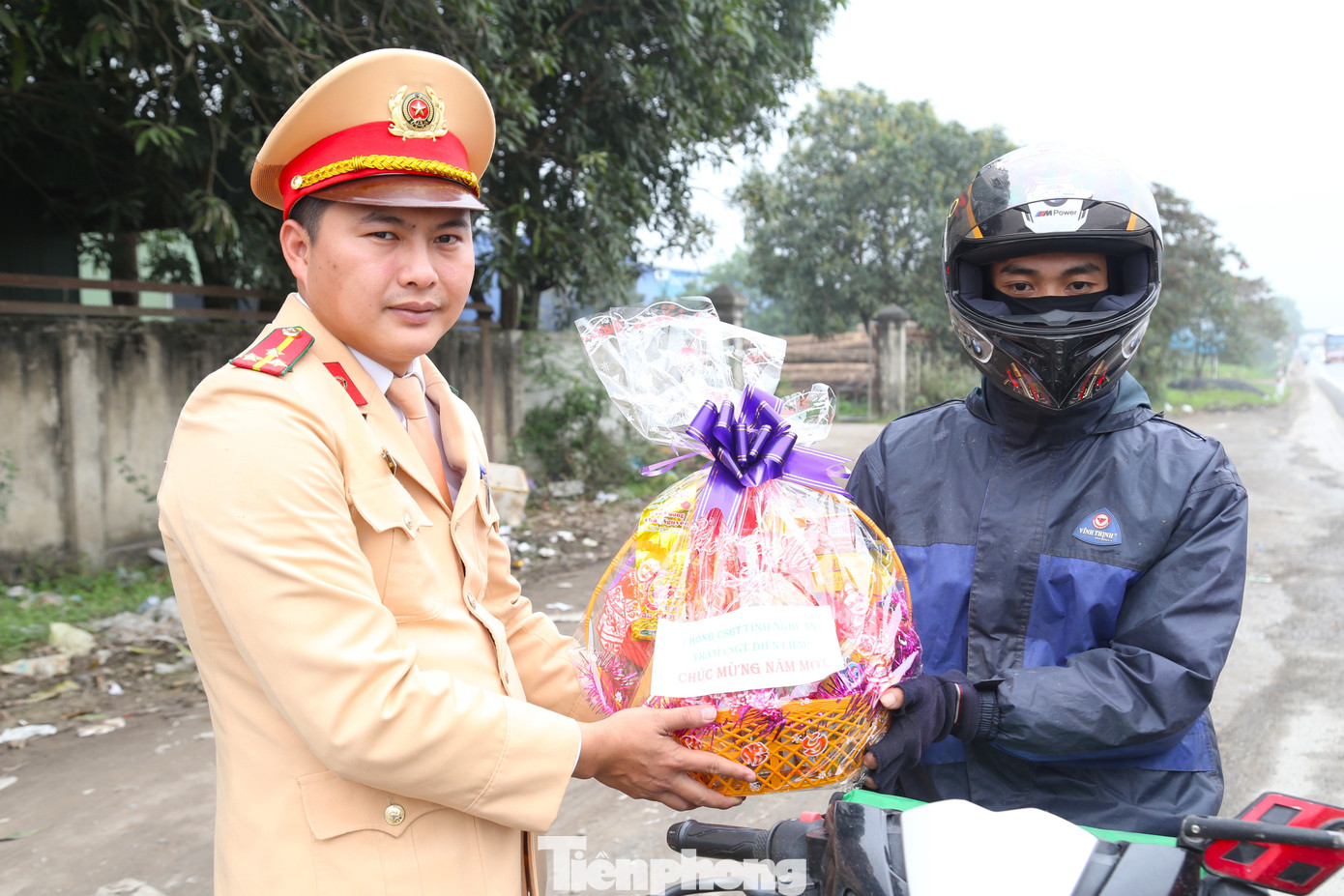 “Tôi xuất phát từ Đà Lạt từ sáng hôm qua. Đến sáng nay thì qua địa phận tỉnh Nghệ An. Năm nay, kinh tế khó khăn nên không có điều kiện đi tàu xe. Nhận được món quà của các anh CSGT, tôi rất cảm động. Cảm ơn các anh CSGT đã tiếp sức cho những người đi xe máy như tôi về quê bình an, sức khỏe”, anh Lâm chia sẻ.