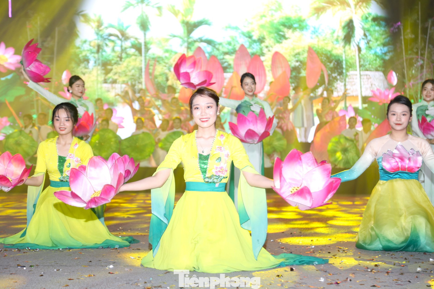 Lễ hội gồm 3 phần chính là “Lung linh hồn quê xứ Nghệ”, “Hương sen hội tụ” và “Sắc màu xứ Nghệ”. Xuyên suốt buổi lễ, các đoàn đã trình diễn loại hình nghệ thuật truyền thống, di sản văn hoá tiêu biểu, độc đáo của nhiều vùng miền dân tộc.