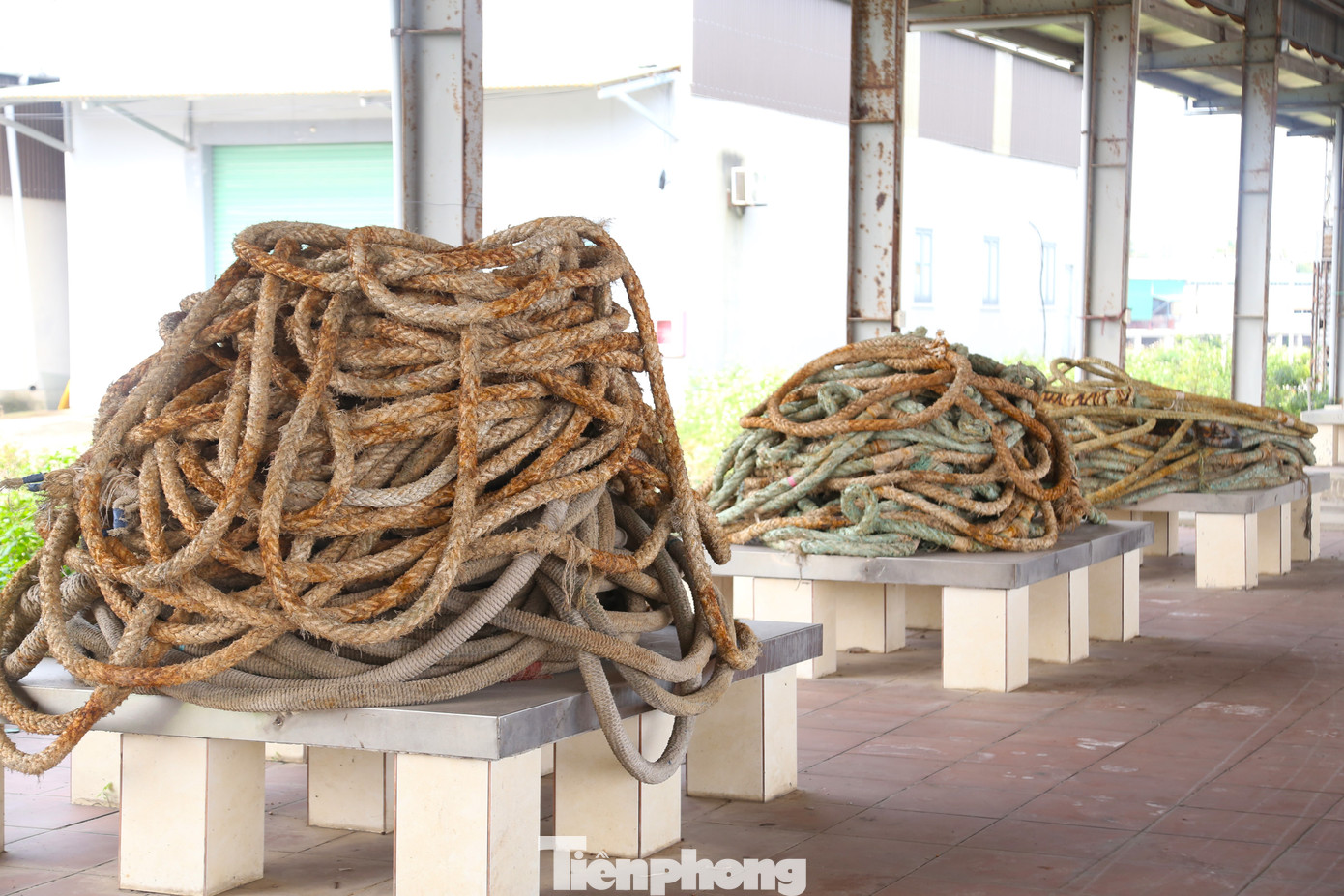 Hiện là nơi tập kết ngư cụ và đậu xe của ngư dân.