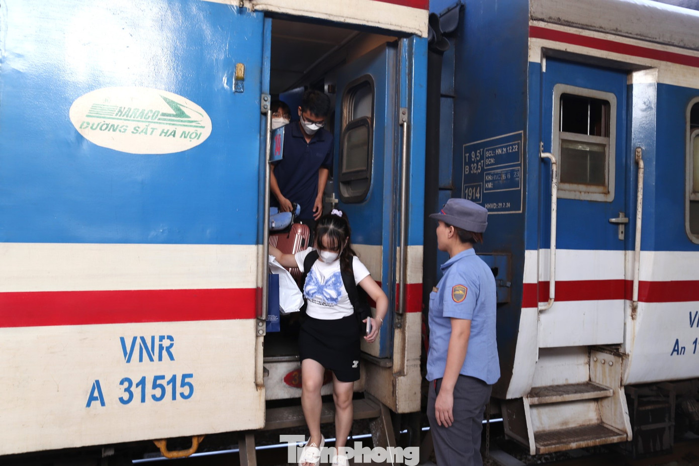 Theo chia sẻ của Trạm Vận tải đường sắt Vinh, lượng người đặt trước vé tàu vào các ngày 3 - 4/9 (thời điểm gần hết lễ) cũng tăng đáng kể, nhiều người đã chủ động trước vì sợ hết vé sau kỳ nghỉ.