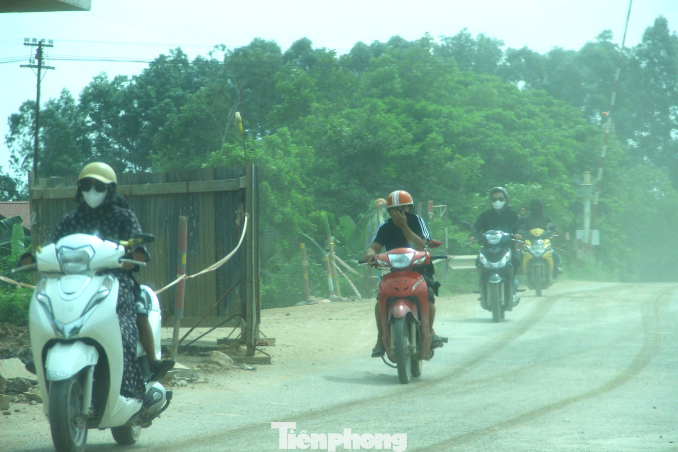 Người dân lưu thông trên tuyến đường dùng áo bịt kín mặt tránh bụi.