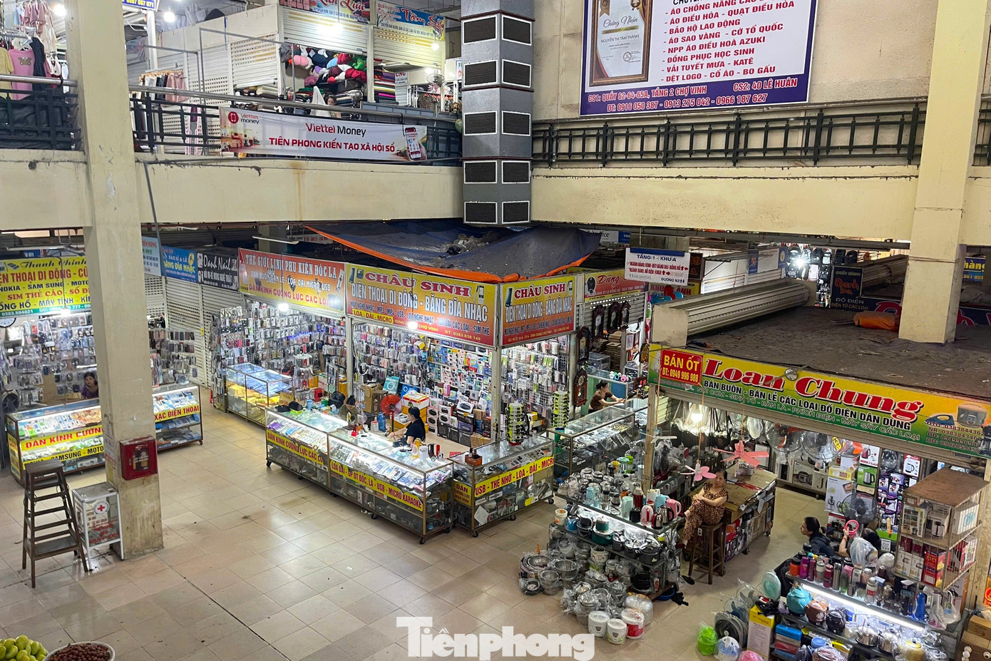 Việc đóng cửa kéo dài trong suốt hơn 1 tuần qua đã gây ảnh hưởng không nhỏ đến hoạt động thương mại trên địa bàn TP. Vinh nói riêng và cung ứng hàng hóa của khu vực nói chung.