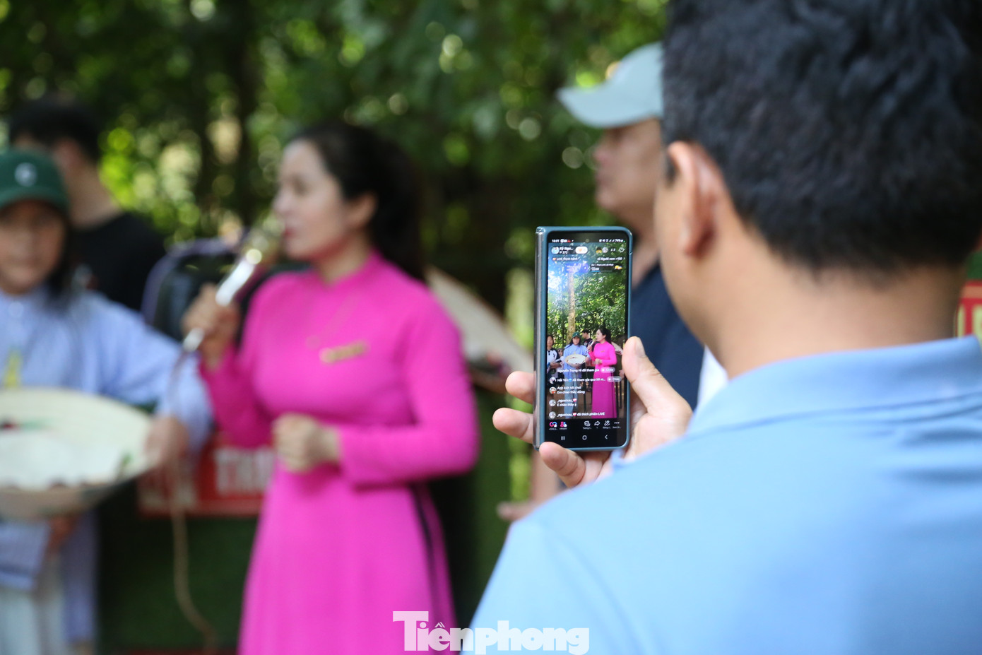 Dưới mái nhà tranh quê Bác, bên những hiện vật nhuốm màu thời gian, du khách được nghe thuyết minh viên kể về thời thơ ấu và 2 lần về thăm quê của Bác Hồ.