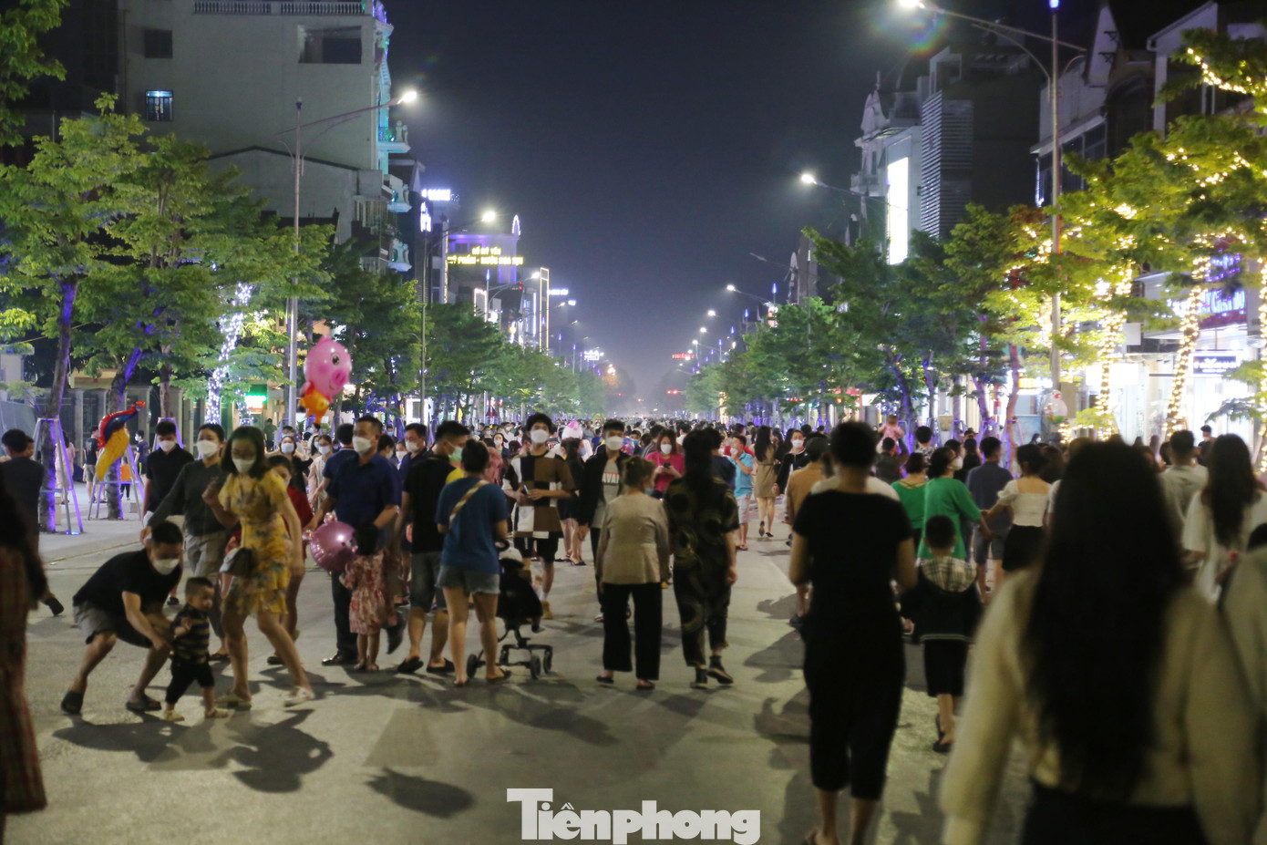 Ghi nhận tối 8/4, đông đảo người dân đổ ra các tuyến đường xung quanh quảng trường Hồ Chí Minh để tản bộ, vui chơi, hóng mát dịp cuối tuần.