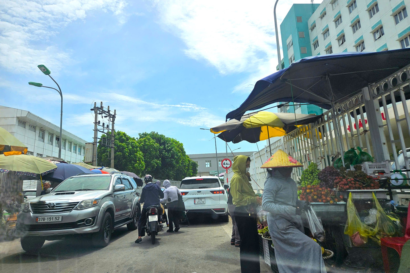 Những giờ cao điểm, khu vực này thường xuyên xảy ra ùn tắc.
