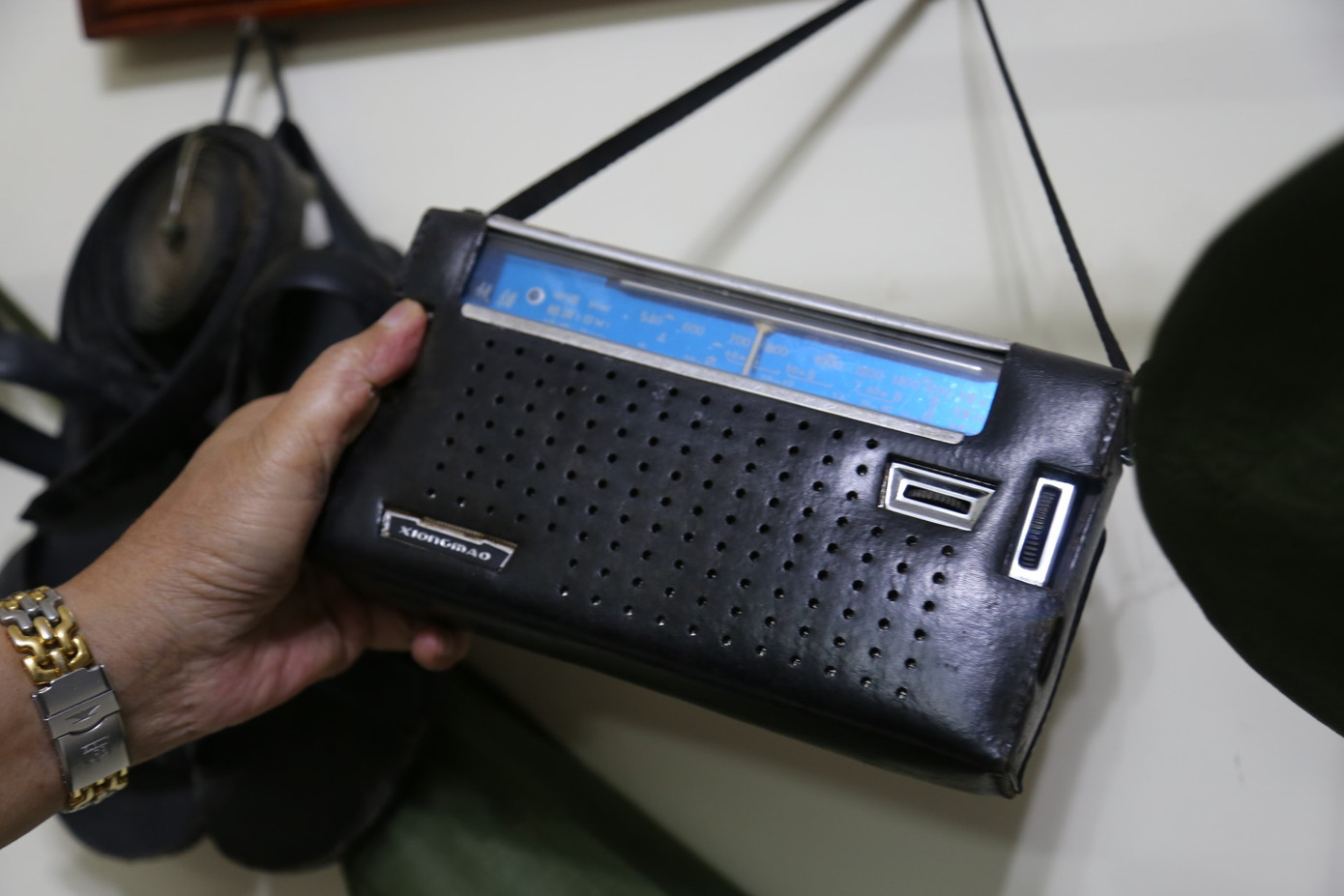 Chiếc Radio để các chiến sỹ nắm bắt tình hình chiến sự của hai miền. Chiếc Radio để các chiến sỹ nắm bắt tình hình chiến sự của hai miền.