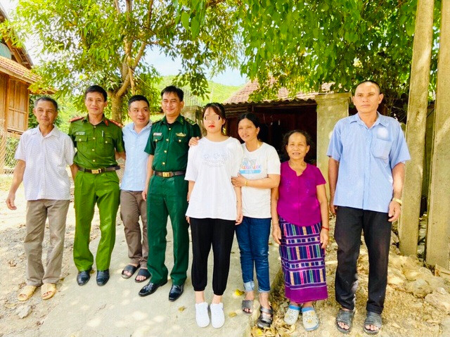 Công an Nghệ An phối hợp với lực lượng chức năng bàn giao nạn nhân mua bán người cho gia đình.