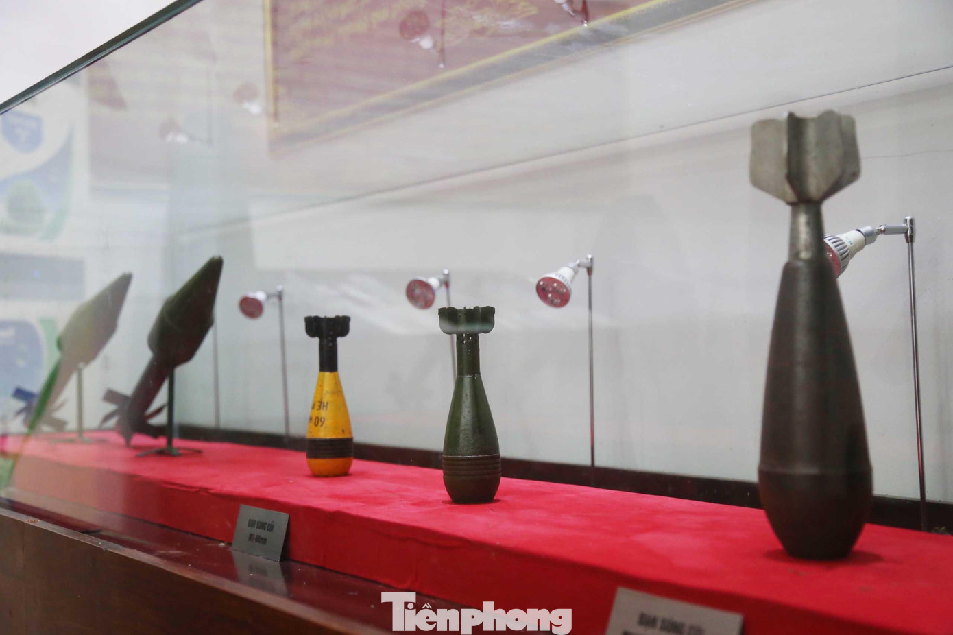 Các loại bom đạn giờ nằm lặng yên nhưng vẫn gợi cảnh tang thương.