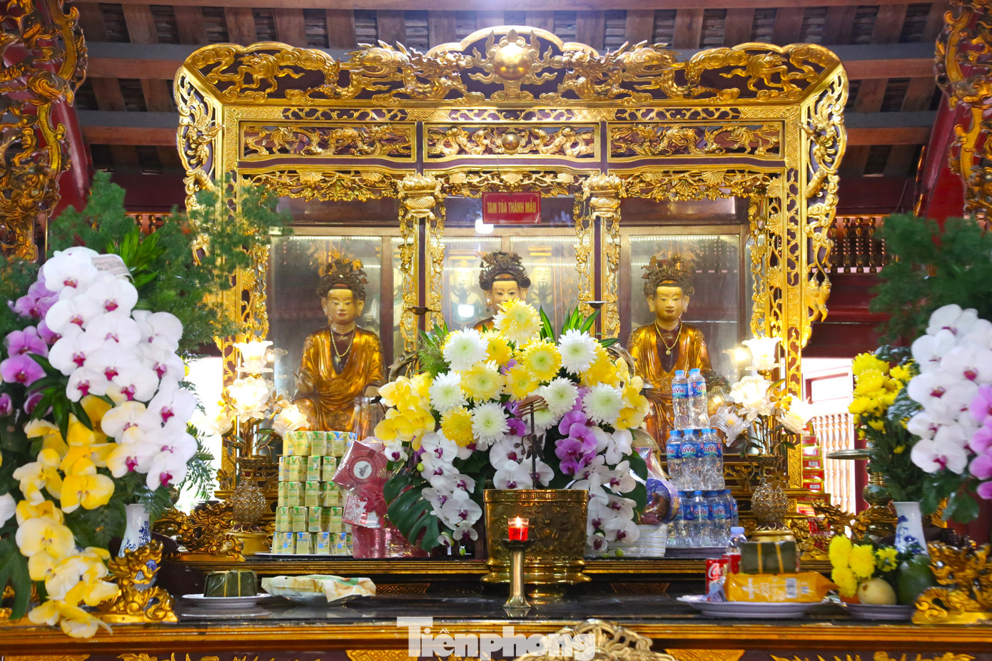 Hiện, đền Hồng Sơn còn pthờ nhiều nhân vật tiêu biểu như Chư Phật, Vua Hùng, Trần Quốc Tuấn, Tam Tòa Thánh Mẫu, quan Hoàng Mười… Hiện, đền Hồng Sơn còn pthờ nhiều nhân vật tiêu biểu như Chư Phật, Vua Hùng, Trần Quốc Tuấn, Tam Tòa Thánh Mẫu, quan Hoàng Mười…