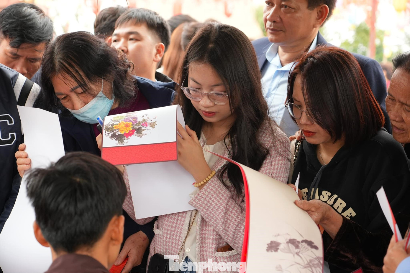 Các bạn trẻ xin chữ đầu năm tại chùa Đại Tuệ.