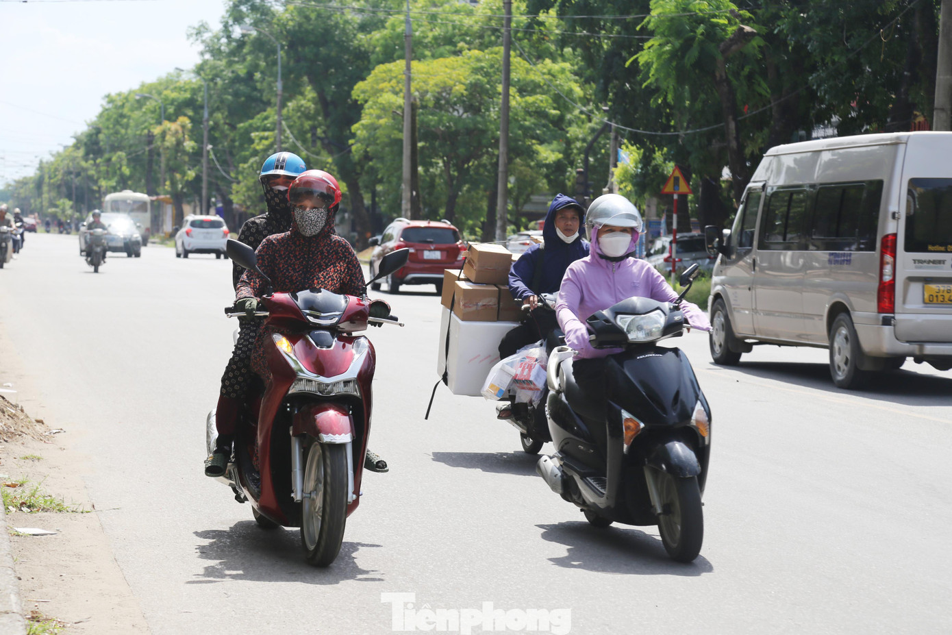 Chưa tới 8 giờ sáng, mặt đường ở thành phố Vinh (Nghệ An) đã bóng loáng bởi ánh mặt trời chiếu rọi. Càng về trưa, người ra đường cũng thưa thớt dần. Đỉnh điểm khoảng thời gian từ 11h - 14h, nền nhiệt ngoài trời đo được vượt ngưỡng 40 độ C. Áo chống nắng, khẩu trang... là những “trang thiết bị” cần thiết khi ra đường.