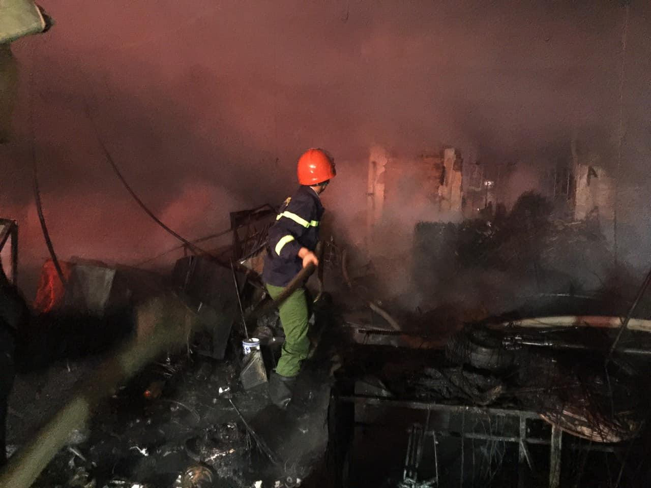 Lực lượng chức năng tham gia chữa cháy Lực lượng chức năng tham gia chữa cháy