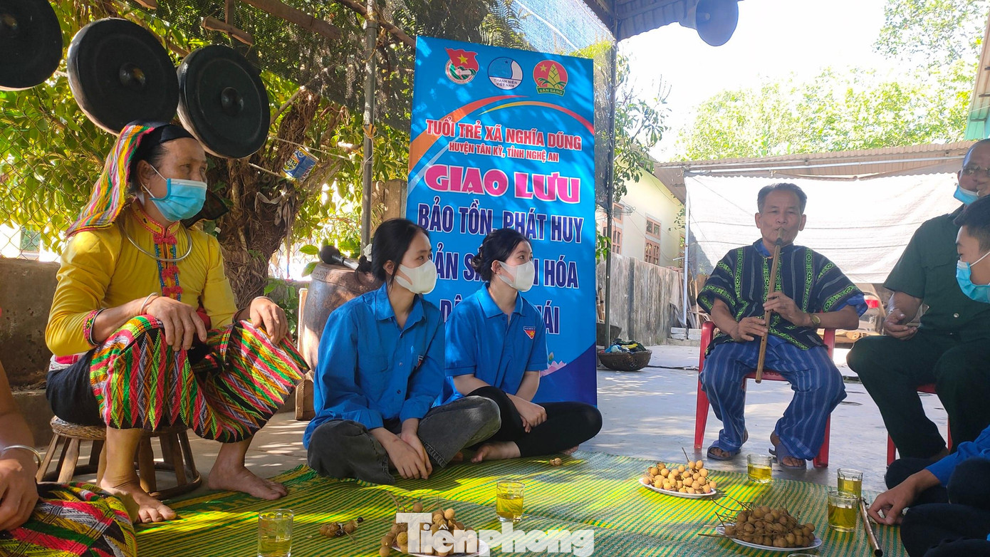 Ngoài được trải nghiệm văn hoá chít khăn, bạn trẻ còn được giao lưu các làn điệu dân ca của đồng bào dân tộc Thái.