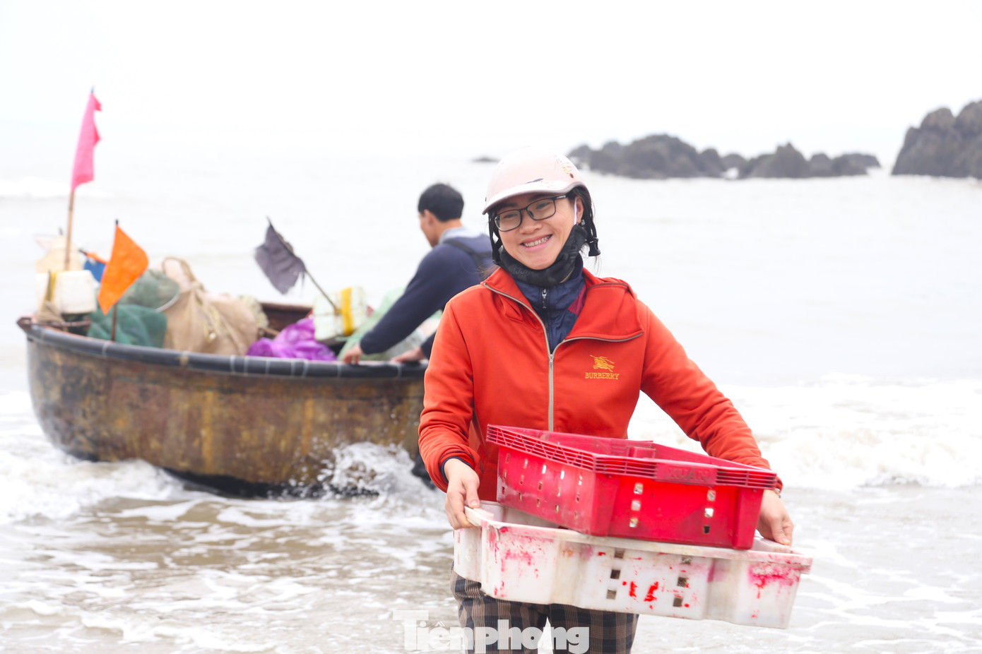 “Đánh bắt gần bờ nên đi nhanh, về nhanh. 3 giờ ra khơi thì hơn 6 giờ sáng đã cập bờ. Hải sản còn tươi sống, không qua ướp đá, không đông lạnh nên người dân và du khách chuộng lắm. Ngày nào nắng ráo, gió yên biển lặng thu nhập khoảng 1 triệu đồng một chuyến”, ông Sáng chia sẻ.