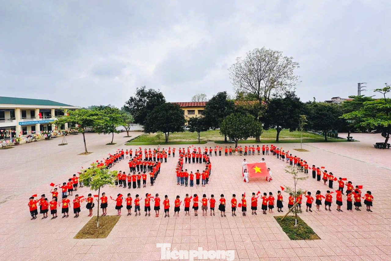 50 năm trước, trong màu áo xanh bạc màu nắng gió, thế hệ cha anh đã đi qua khói lửa chiến tranh, viết nên khúc tráng ca thống nhất dưới ngọn cờ độc lập. 50 năm sau, trong màu áo đỏ rực rỡ sân trường, tuổi trẻ chúng ta tự hào tiếp nối trang sử ấy, thắp lên ngọn lửa yêu nước, niềm tự hào dân tộc bất diệt.