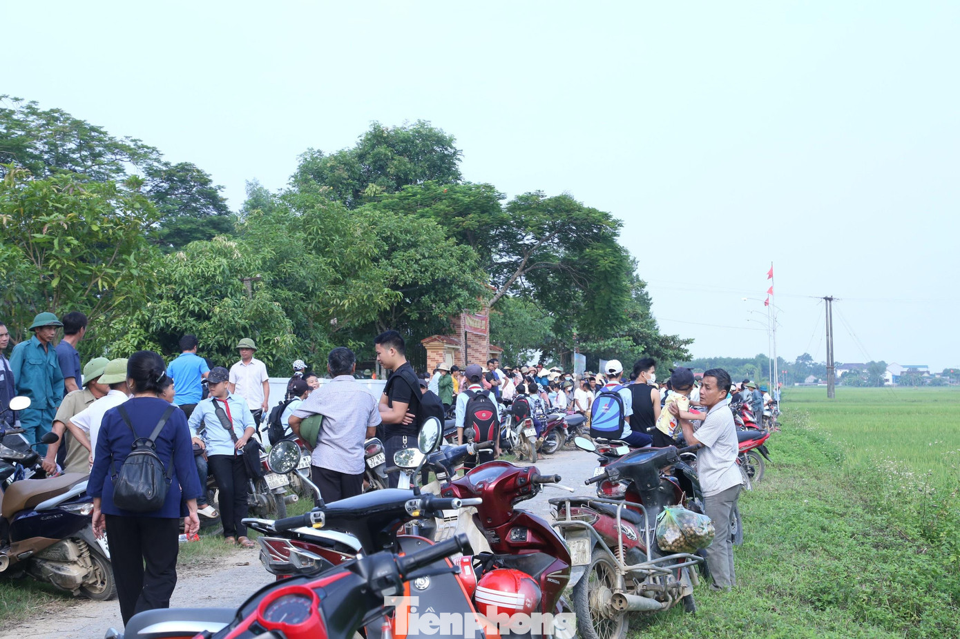 Phụ huynh cho rằng, việc sáp nhập trường sẽ gây khó khăn, vất vả cho học sinh mỗi khi đến trường Phụ huynh cho rằng, việc sáp nhập trường sẽ gây khó khăn, vất vả cho học sinh mỗi khi đến trường