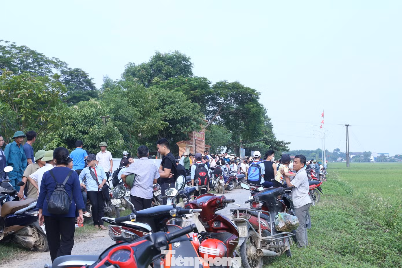 Hàng trăm phụ huynh tập trung trước cổng trường THCS Khai Lạng cơ sở 2 phản đối việc sáp nhập trường sáng 7/9