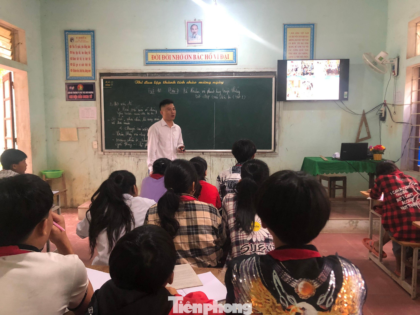 Lớp học của thầy Lữ Đức Báu tại trường Phổ thông Dân tộc bán trú – THCS Hữu Khuông