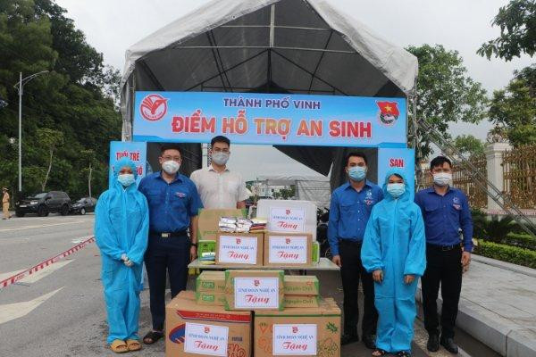 Chiều hôm qua 6/10, anh Thái Minh Sỹ - Phó Bí thư Tỉnh đoàn Nghệ An trao tặng 250 suất quà gồm bánh, sữa, nước, áo mưa cho công dân từ miền Nam trở về địa phương. Chiều hôm qua 6/10, anh Thái Minh Sỹ - Phó Bí thư Tỉnh đoàn Nghệ An trao tặng 250 suất quà gồm bánh, sữa, nước, áo mưa cho công dân từ miền Nam trở về địa phương.