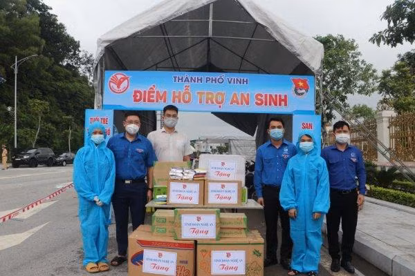Chiều hôm qua 6/10, anh Thái Minh Sỹ - Phó Bí thư Tỉnh đoàn Nghệ An trao tặng 250 suất quà gồm bánh, sữa, nước, áo mưa cho công dân từ miền Nam trở về địa phương.
