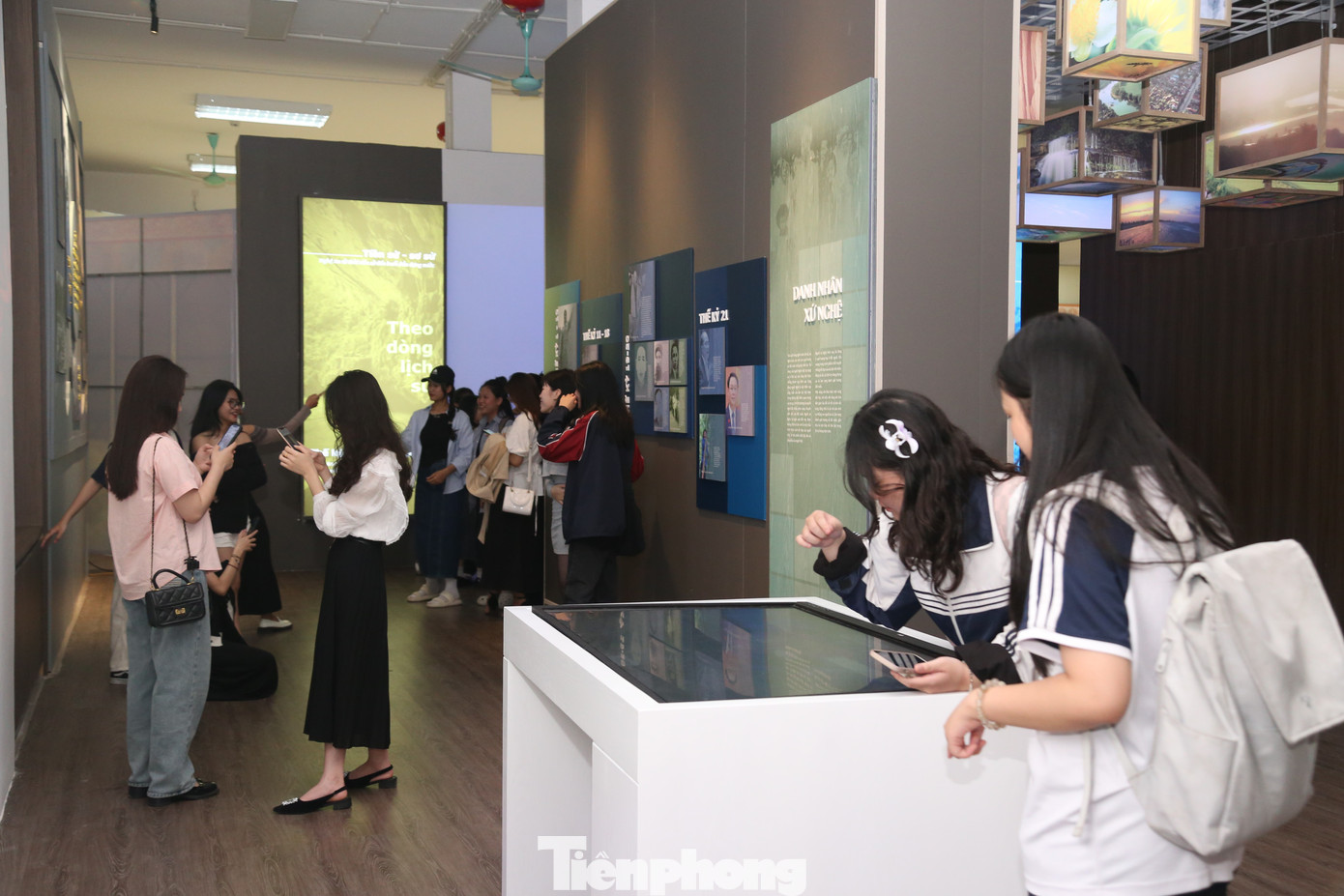 Những ngày này, có rất đông các bạn trẻ đến Bảo tàng Nghệ An để trải nghiệm không gian trải nghiệm số.